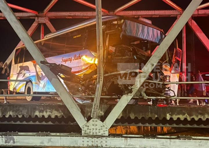Tabrakan Jalur Mudik, Bus Sugeng Rahayu Ringsek di Jembatan Jurug Solo
