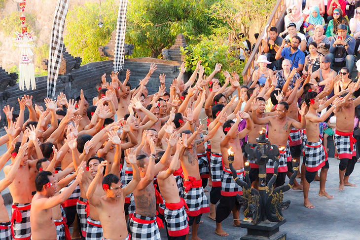 tari kecak