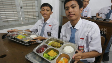Siswa SMK Negeri 1 Jakarta Santap Makan Bergizi Gratis (MBG) Perdana Tahun 2026