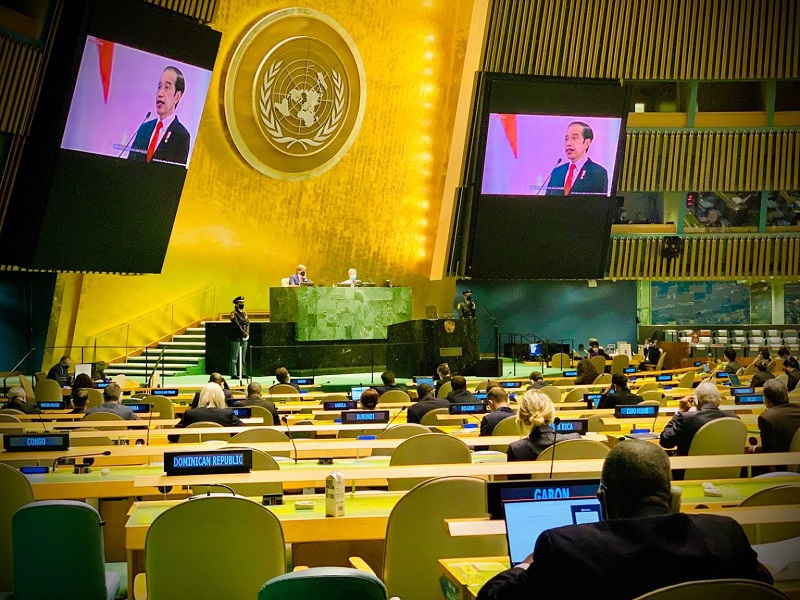 Presiden Joko Widodo dalam pidatonya pada sesi debat umum Sidang Majelis Umum ke-76 PBB, Kamis (23/09/2021) pagi WIB. (Foto: Humas Kemlu)  Sumber: https://setkab.go.id/presiden-jokowi-inklusivitas-prioritas-utama-kepemimpinan-indonesia-pada-g20/
