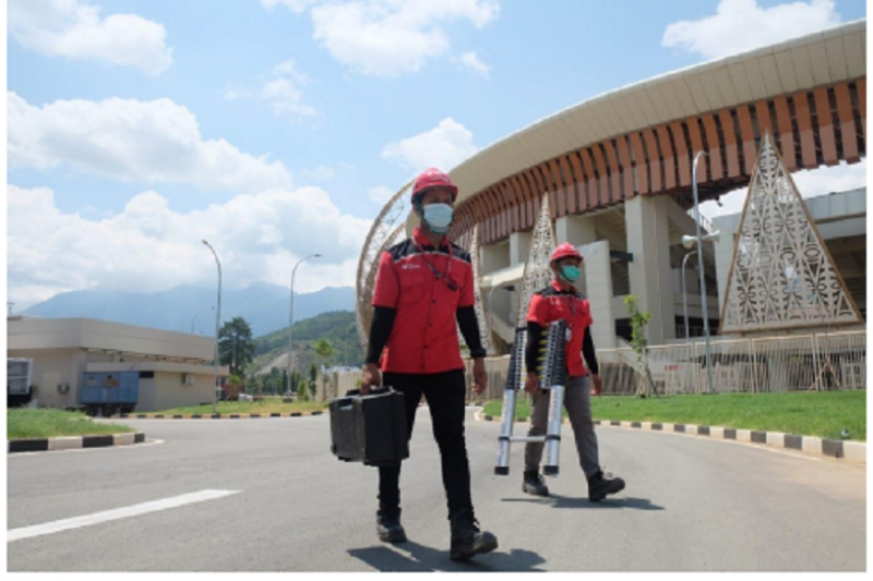 Teknisi Satgas TelkomGroup sedang bertugas mengawal kesiapan layanan komunikasi & jaringan internet stabil di area Stadion Lukas Enembe guna mendukungan kesuksesan penyelenggaraan PON XX Papua di Jayapura. ANTARA/HO-Telkom