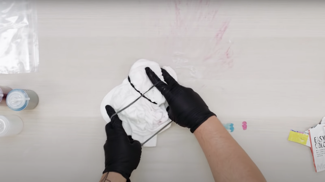 Tentukan desain atau pola yang kamu inginkan. (Foto: Youtube/Highsnobiety)