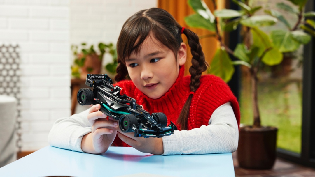 LEGO RIlis Rangkaian Baru Kendaraan Balap dengan McLaren Racing & Senna Brand