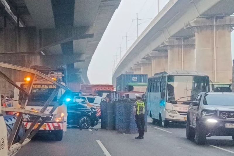 Tabrakan Karambol 4 Kendaraan Jalur Cepat Tol Japek KM 26, Korban Dilarikan ke RS Siloam Bekasi 