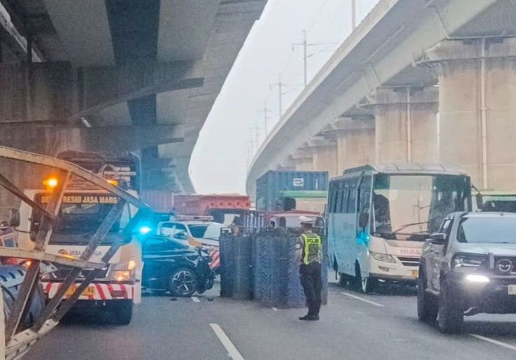 Tabrakan Karambol 4 Kendaraan Jalur Cepat Tol Japek KM 26, Korban Dilarikan ke RS Siloam Bekasi 