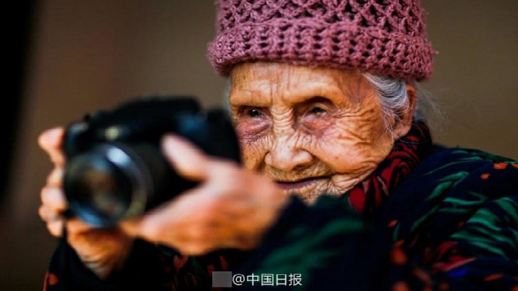 Di Usia 105 Tahun, Nenek ini Masih Aktif Memotret