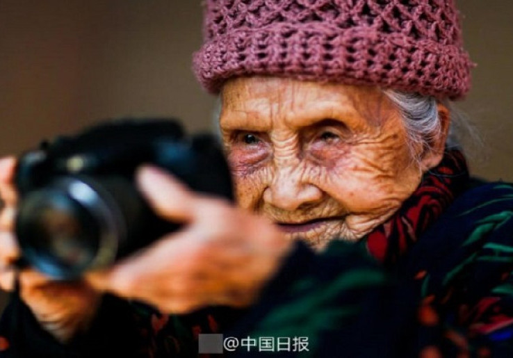 Di Usia 105 Tahun, Nenek ini Masih Aktif Memotret