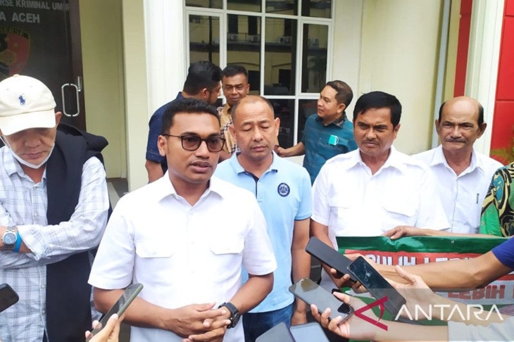 Sekretaris Gerindra Aceh Safaruddin saat memberikan keterangan soal penyebaran spanduk Prabowo Subianto tanpa izin usai mengadu ke Polda Aceh, di Banda Aceh, Rabu (21/9/2022). ANTARA/Rahmat Fajri
