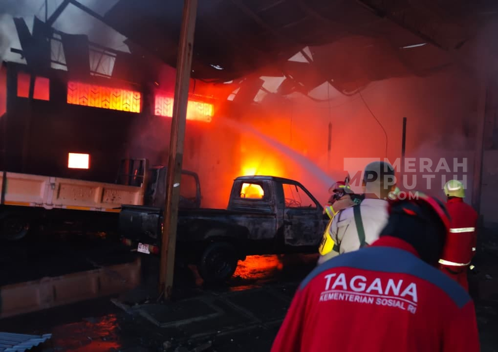 Kantor Persewaan Truk di Sukoharjo Terbakar, 2 Mobil Hangus