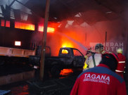 Kantor Persewaan Truk di Sukoharjo Terbakar, 2 Mobil Hangus