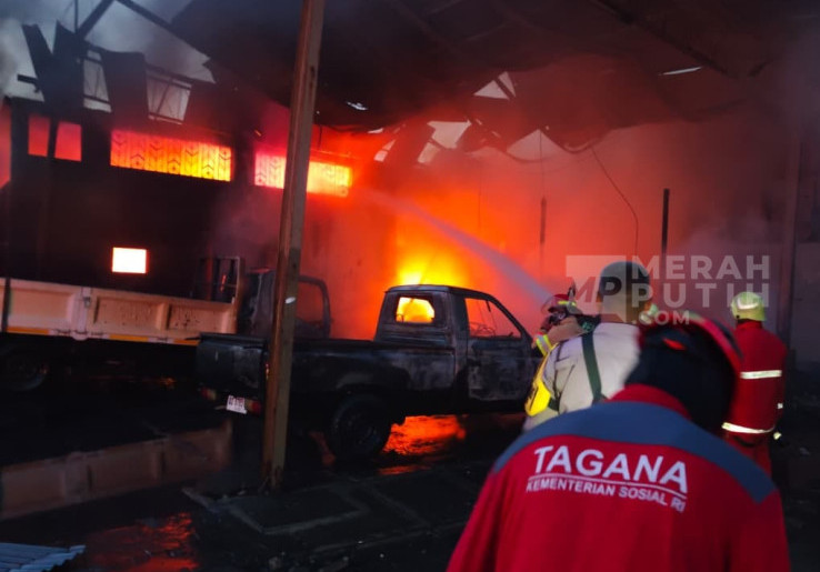 Kantor Persewaan Truk di Sukoharjo Terbakar, 2 Mobil Hangus