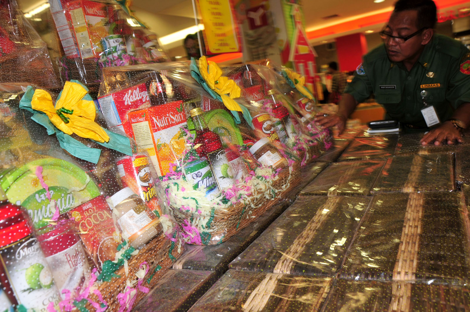 Mengirim parcel lebaran merupakan sebuah tradisi. (Foto: Antara/Oky Lukmansyah)