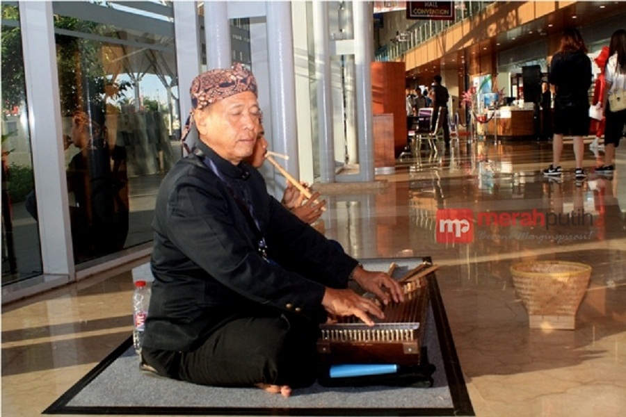  Warga Amerika Belajar Alat Musik Sunda 