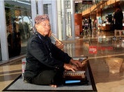 Warga Amerika Belajar Alat Musik Sunda