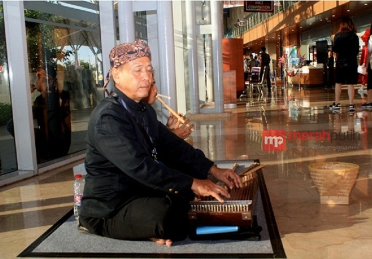  Warga Amerika Belajar Alat Musik Sunda 