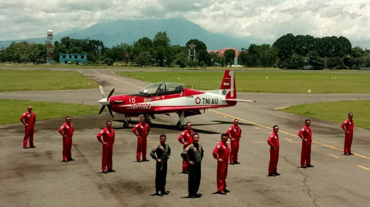 Sultan Yogyakarta bersama para penerbang AU sebelum joyflight
