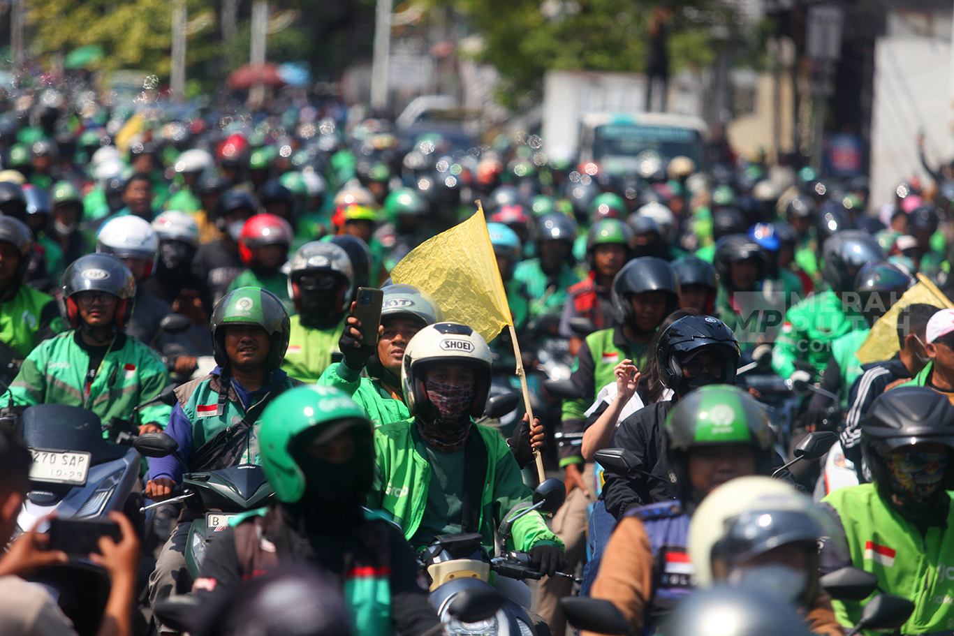 Ribuan Driver Ojol Mengantarkan Affan Kurniawan ke Peristirahatan Terakhir di TPU Karet Bivak