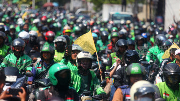 Ribuan Driver Ojol Mengantarkan Affan Kurniawan ke Peristirahatan Terakhir di TPU Karet Bivak