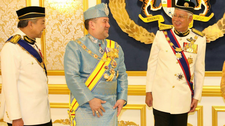 Sultan Muhammad V bersama Mahathir Mohamad dan Najib Razak