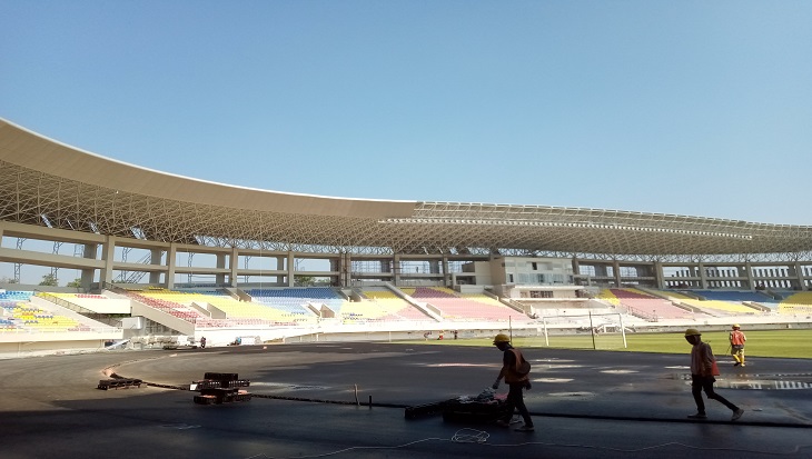 Petugas memasang lintasan atletik di dalam Stadion Manahan, Solo, Jawa Tengah, Selasa (3/9). (MP/Ismail)