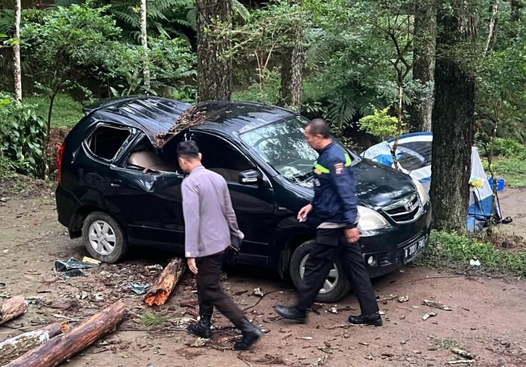 Tragedi Libur Lebaran: Pohon Tumbang Tewaskan Wisatawan Kemah New Sekipan Tawangmangu, Mobil Rusak Berat