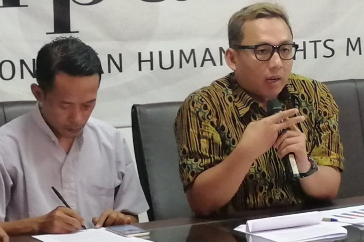 Peneliti senior Imparsial, Anton Aliabbas (kanan) saat jumpa pers terkait Peringatan HUT Ke-74 TNI, di Kantor Imparsial, Tebet, Jakarta Selatan, Jumat (4/10/2019). (ANTARA/Syaiful Hakim)