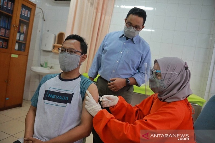 Gubernur DKI Jakarta Anies Baswedan menyaksikan proses vaksinasi COVID-19 kepada warga saat melakukan inspeksi ke Puskesmas Cilandak, Jakarta Selatan, Sabtu (19/6/2021). Pemprov DKI Jakarta menargetkan dapat melayani 100 ribu vaksinasi COVID-19 per hari sebagai upaya mengendalikan penyakit dari virus SARS CoV-2. ANTARA/HO-Dadang W*/aa