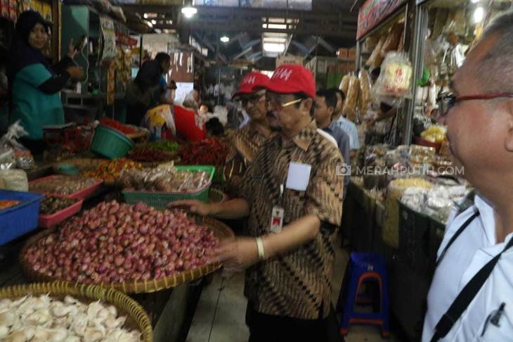 Bakal calon Wali Kota Solo Gibran Rakabuming Raka blusukan di Pasar Mojosongo, Solo, Jawa Tengah, Rabu (18/12). (Foto: MP/Ismail)