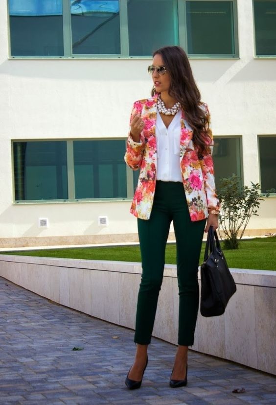 Gaya busana elegan dengan kalung mutiara. (Foto pinterest/Marina Rodriguez)