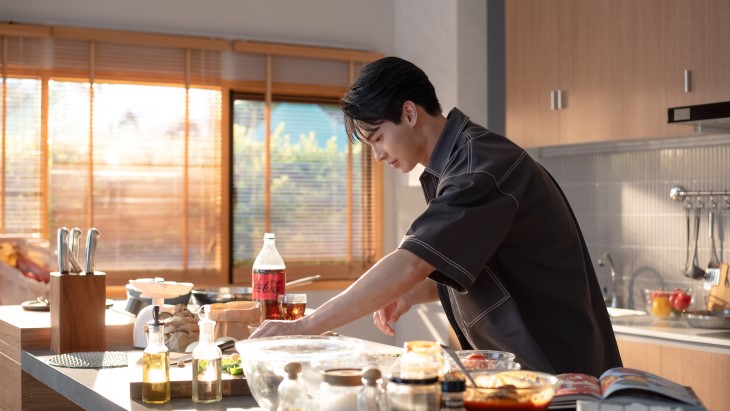 Nostalgia Momen Makan Bersama, Coca-Cola Rilis Film Bersama Win Metawin
