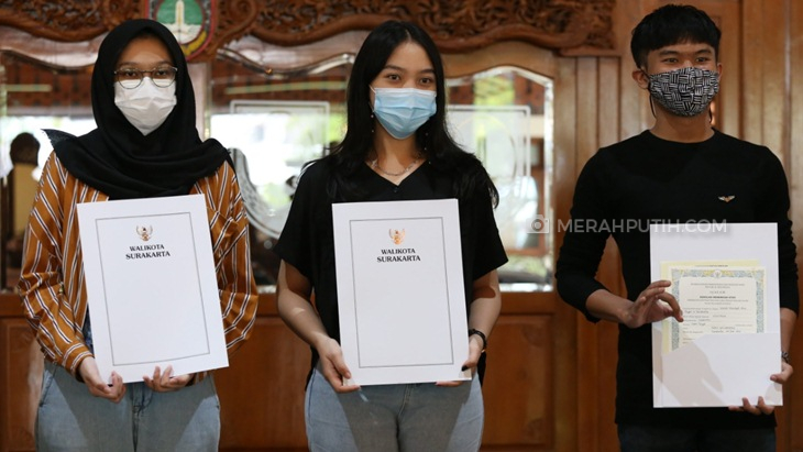   Wali Kota Solo FX Hadi Rudyatmo menyerahkan ijazah pada siswa kurang mampu, Minggu (7/2). (MP/Ismail)