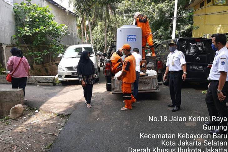 Petugas PPSU Kelurahan Gunung, Kebayoran Baru, Jakarta Selatan menyalurkan sumbangan beras lewat tandon beras "mobile" dalam rangka membantu warga terdampak COVID-19, Rabu (13/5/2020). (ANTARA/HO-Kelurahan Gunung)