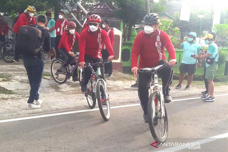 Ketua Komisi Pemberantasan Korupsi (KPK) Komjen Pol Firli Bahuri tampak di baris depan gowes bersama puluhan pejabat struktural lembaga antirasuah itu di Kabupaten Sleman, Daerah Istimewa Yogyakarta, Jumat pagi. (ANTARA/Luqman Hakim)