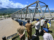 Momen Presiden Prabowo Subianto Tinjau Jembatan Pantai Dona Pasca Banjir Bandang di Aceh