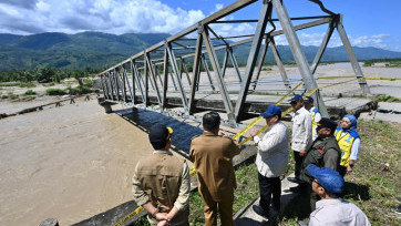 Momen Presiden Prabowo Subianto Tinjau Jembatan Pantai Dona Pasca Banjir Bandang di Aceh