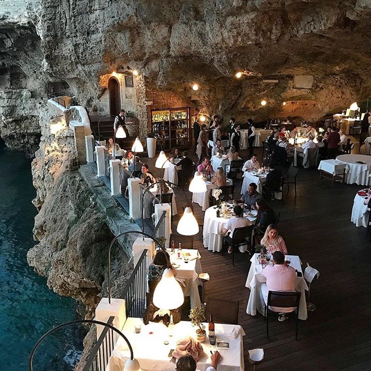 Pemandangan Grotta Palazzese dengan deburan ombak di bawahnya. (Foto: instagram.com/viajavuelavive)