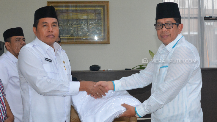 Perusahan Air Minum Bekali Ribuan Handuk kepada Calon Jamaah Haji