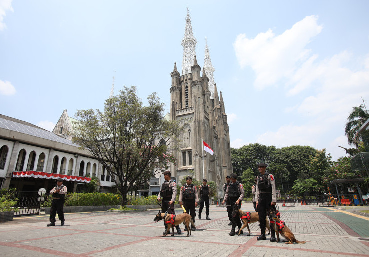 Pengamanan Gereja Katedral Jelang Misa Agung Paus Fransiskus