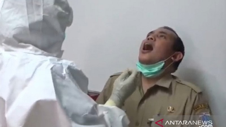   Tim medis Puskesmas melakukan tes usap terhadap ASN di Kantor Kecamatan Matraman, Jakarta Timur, Selasa (28/7/2020). (ANTARA/HO-Kecamatan Matraman)