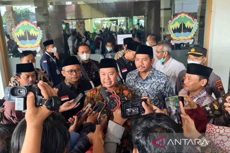 Direktur Jenderal (Dirjen) Penyelenggaraan Haji dan Umrah (PHU) Kementerian Agama, Hilman Latief,(tengah) saat memberikan keterangan penyelenggaraan haji 2022 dalam acara serah terima haji kloter terakhir Debarkasi Solo, di Asrama Haji Donohudan, Kabupaten Boyolali, Jateng, Ahad (14/8/2022). FOTO ANTARA/Bambang Dwi Marwoto.