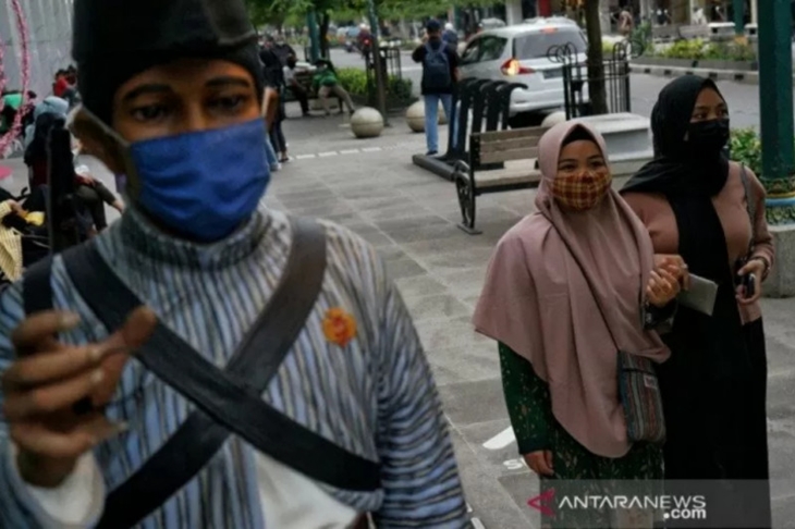 Ilustrasi - Pengunjung menggunakan masker berada di kawasan Malioboro, Yogyakarta, Selasa (2/2/2021). (ANTARA FOTO/Andreas Fitri Atmoko/hp)