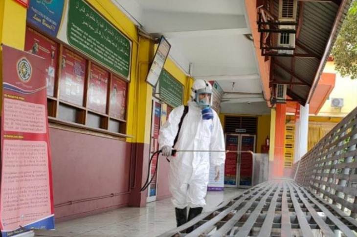 Universitas Muhammadiyah Sumatera Utara (UMSU) melakukan penyemprotan disinfektan seluruh kawasan kampus. ANTARA/ HO