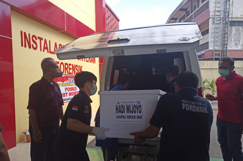 Petugas memasukkan peti mati korban kebakaran Lapas Kelas I Tangerang ke mobil ambulans. (ANTARA/Ho-Humas Ditjenpas)