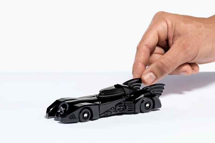 Batmobila black crystal swarovski. (Foto: Hypebeast)