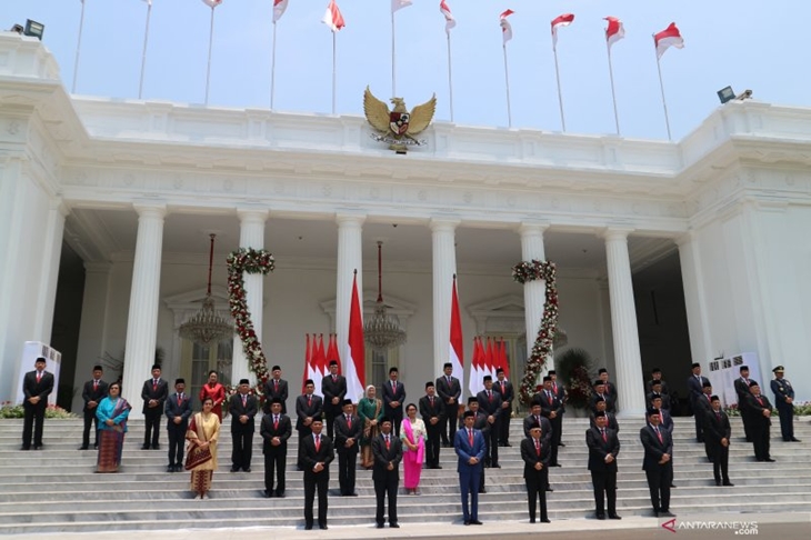 Presiden Joko Widodo, Wakil Presiden Ma'ruf Amin dan para menteri Kabinet Indonesia Maju berfoto di Istana Merdeka, Jakarta, Rabu (23/10). ANTARA/Desca Lidia