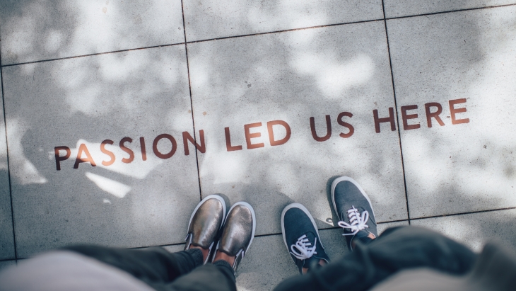 Kalimat atau iconic khusus membuat produkmu lebih dikenal (Foto: ian-schneider/unsplash)