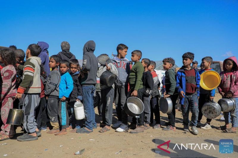 Warga Palestina mengantre untuk mendapatkan bantuan makanan dari UNRWA di Kota Rafah, Jalur Gaza Selatan, Jumat (9/2). Foto: Xinhua/Rizek Abdeljawad