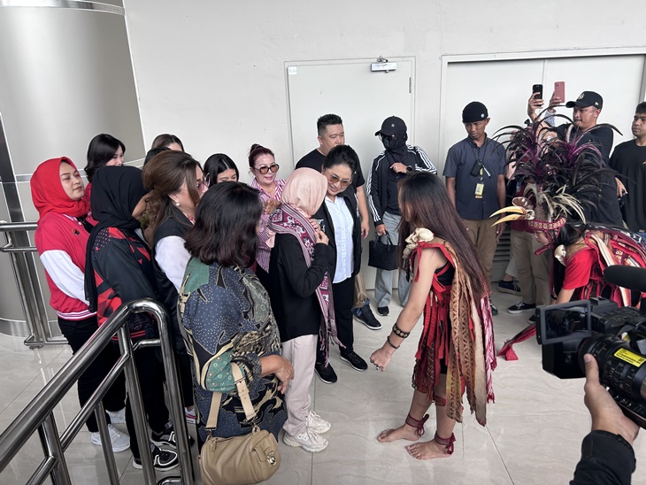 Tiba di Manado, Atikoh Ganjar Disambut Tarian Kabasaran Minahasa