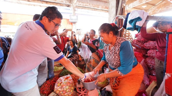 Sandiaga Uno bersama pedagang tradisional. (Foto: merahputih.com/Ponco Sulaksono)