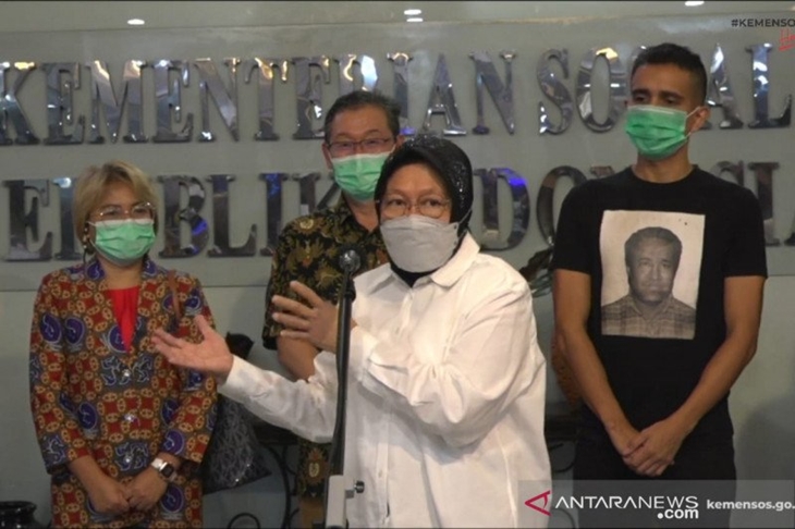 Menteri Sosial Tri Rismaharini (baju putih) saat memberikan keterangan pers terkait bencana di Nusa Tenggara Timur (NTT) di lobi gedung Kementerian Sosial di Jakarta, Rabu (7/4/2021) (ANTARA/Desi Purnamawati)